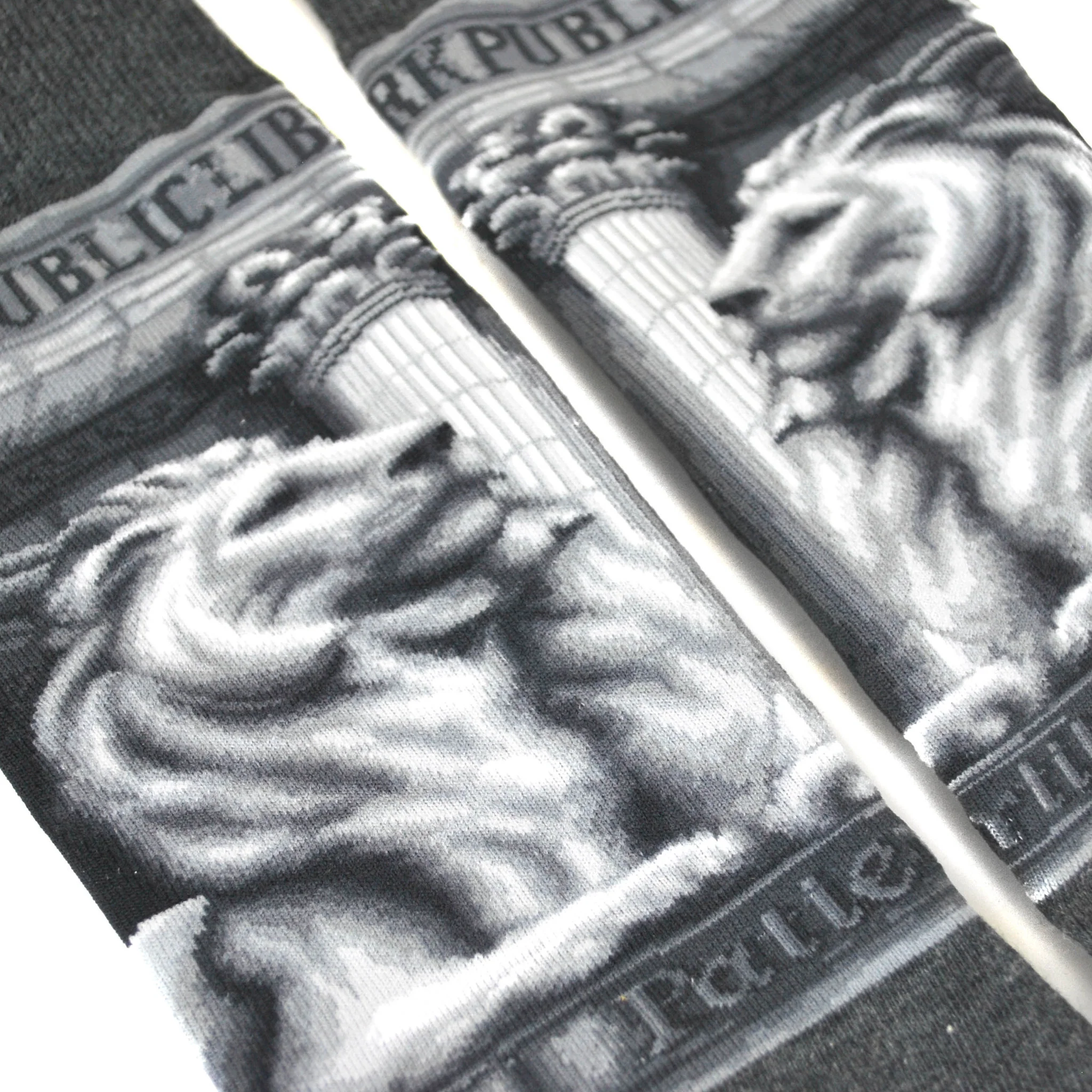 NYPL Lion Unisex Socks - Image 4
