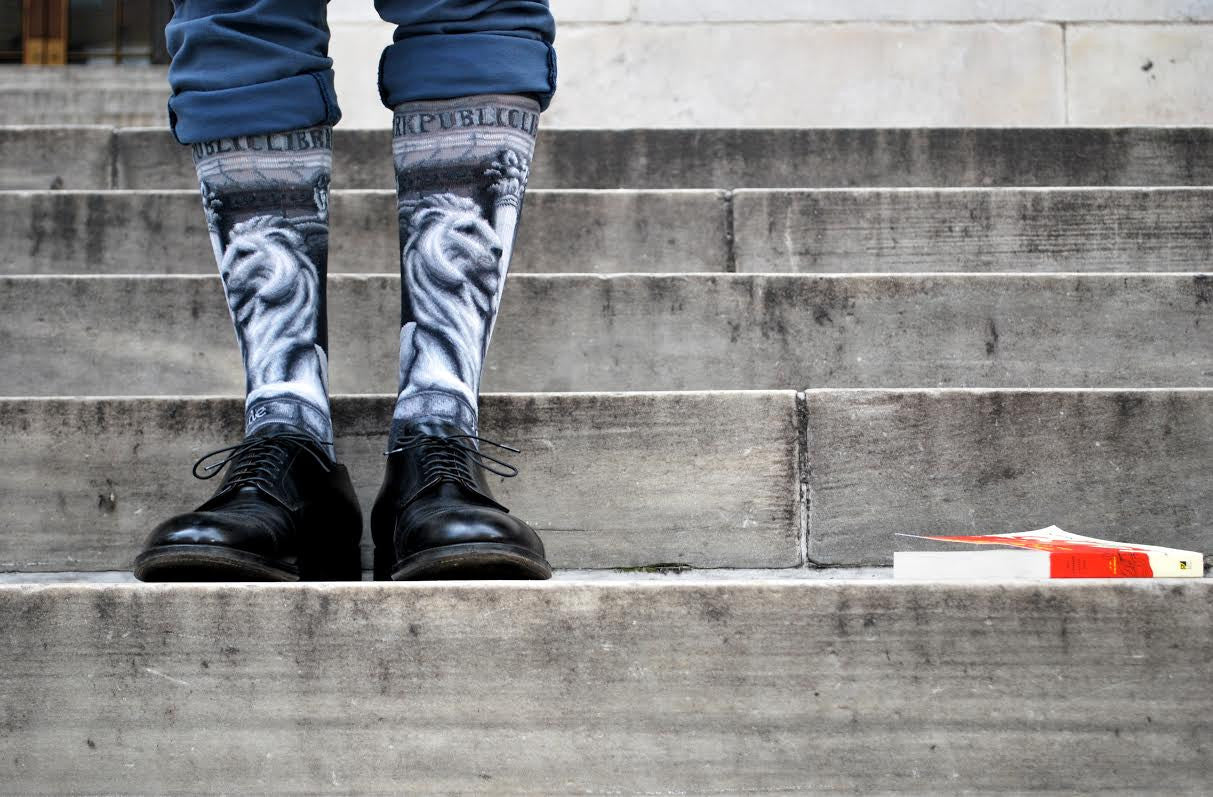 NYPL Lion Unisex Socks - Image 5